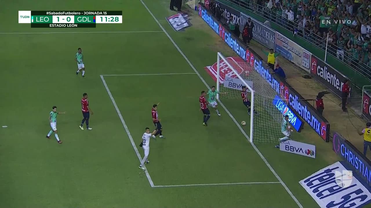 ¡TIRO ATAJADO! disparo por Elías Hernández.