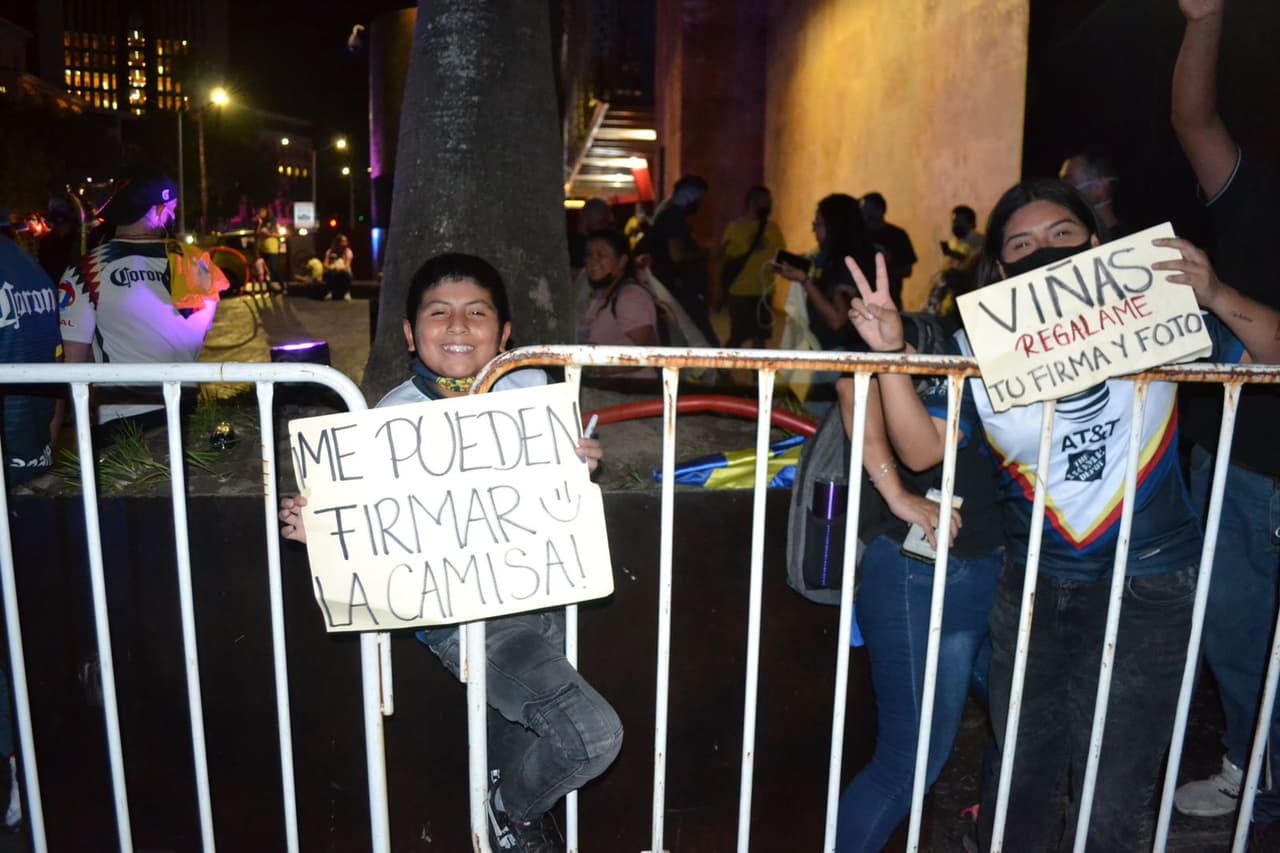 En vísperas de la final de la Concacaf Liga de Campeones donde las Águilas del América enfrentarán a Rayados de Monterrey, al rededor de 250 aficionados se dieron cita a las afueras del hotel de concentración del conjunto azulcrema. Los fans americanistas comenzaron a tocar tambores, cantar porras y encendieron bombas de humo cuando el equipo arribó a las instalaciones.
