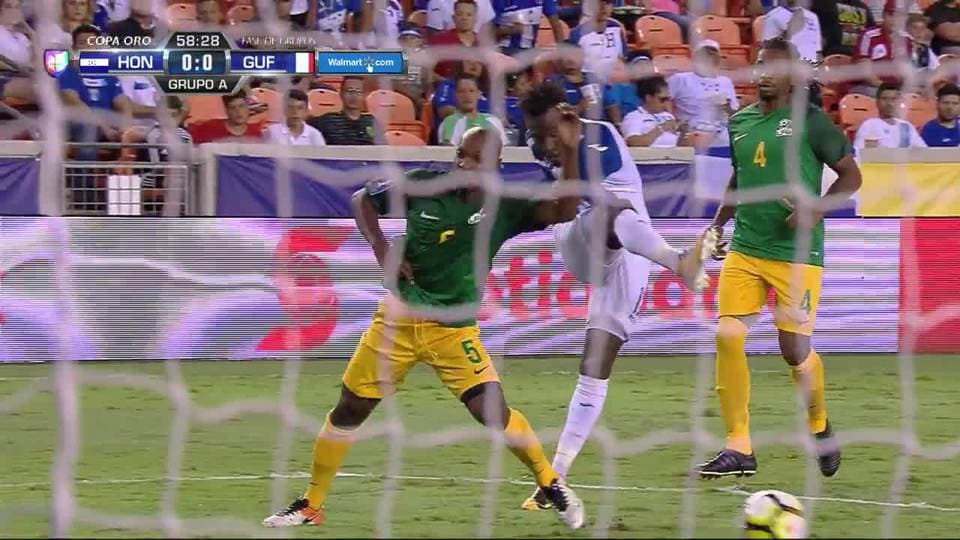 Disparo afuera de Alberth Elis