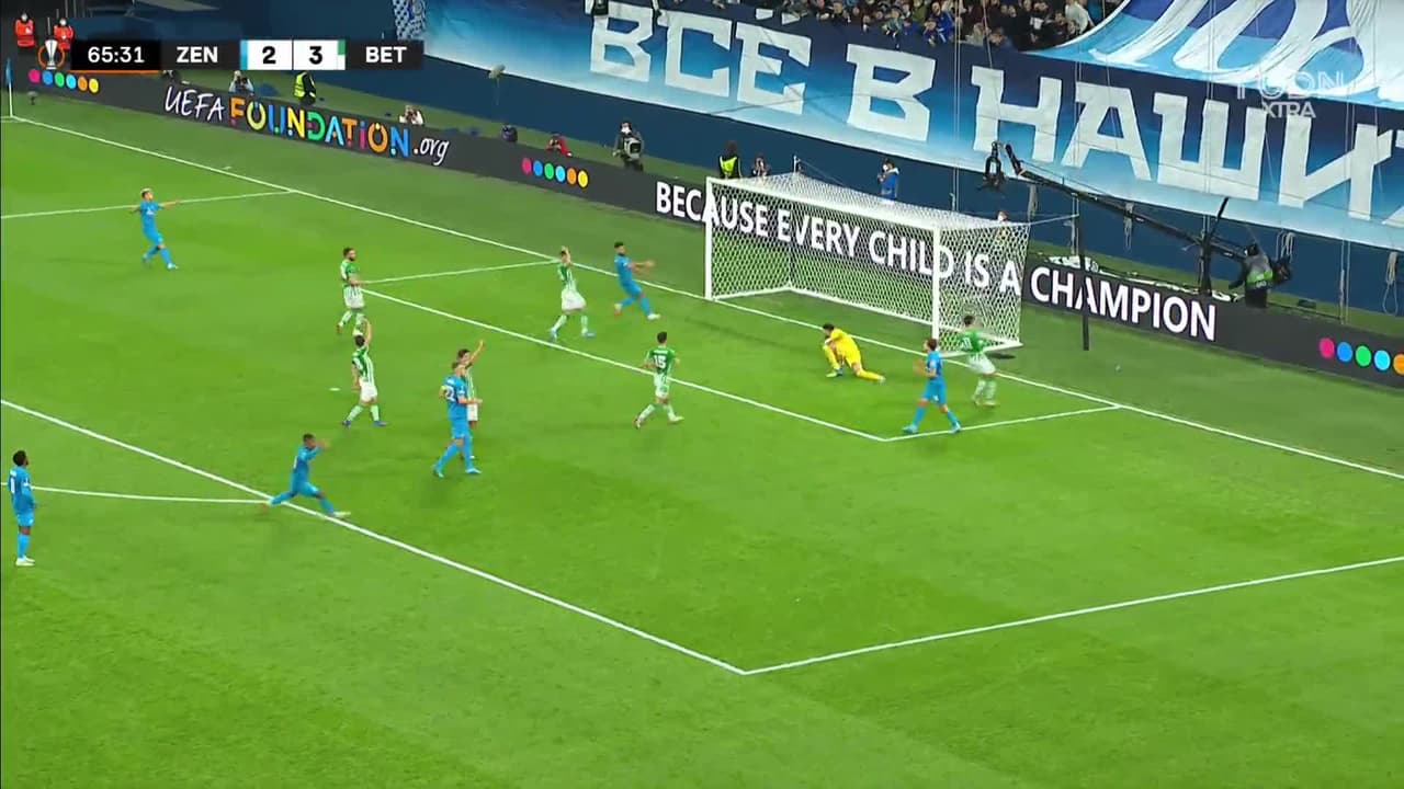 ¡CERCA! Daler Kuzyaev disparó que se estrella en el poste.