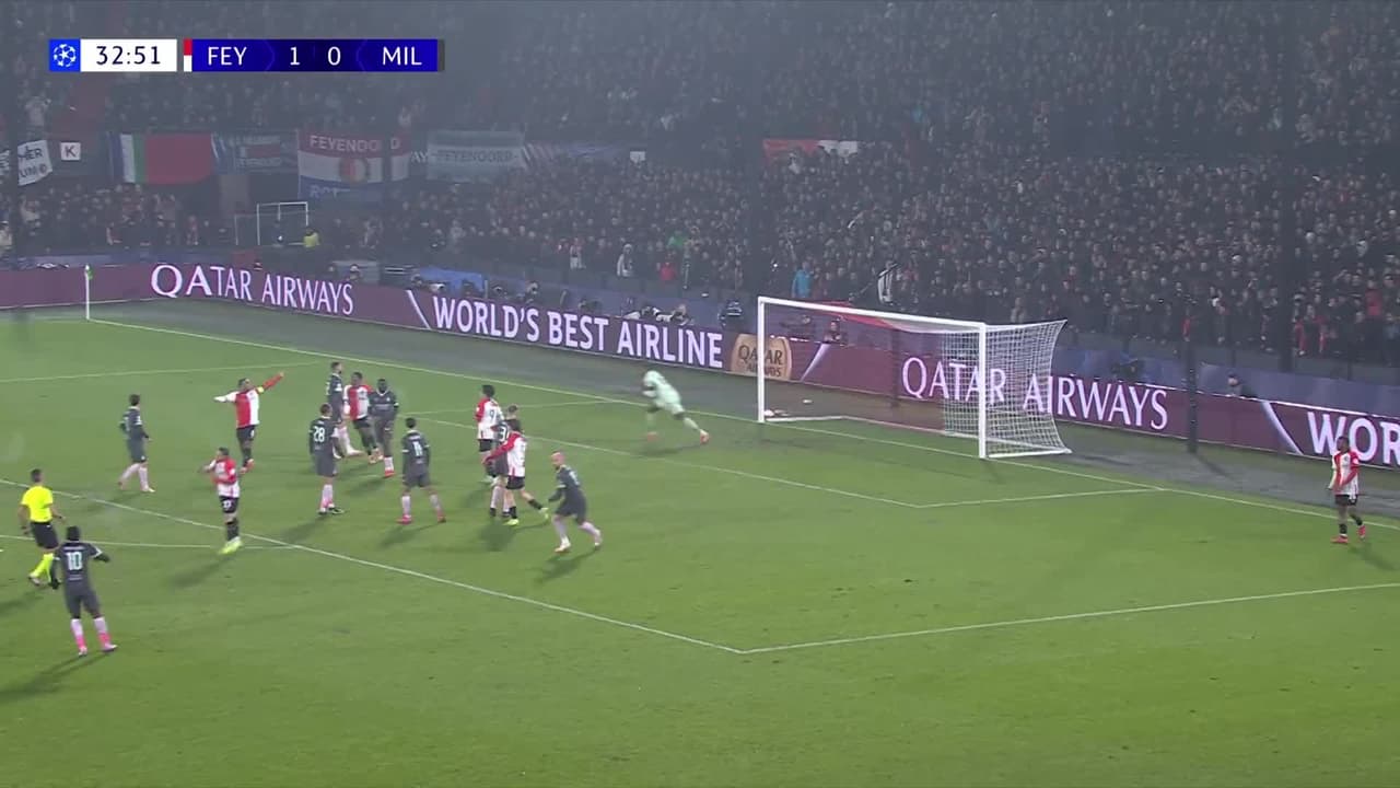 ¡TIRO ATAJADO! disparo por Anis Hadj Moussa.