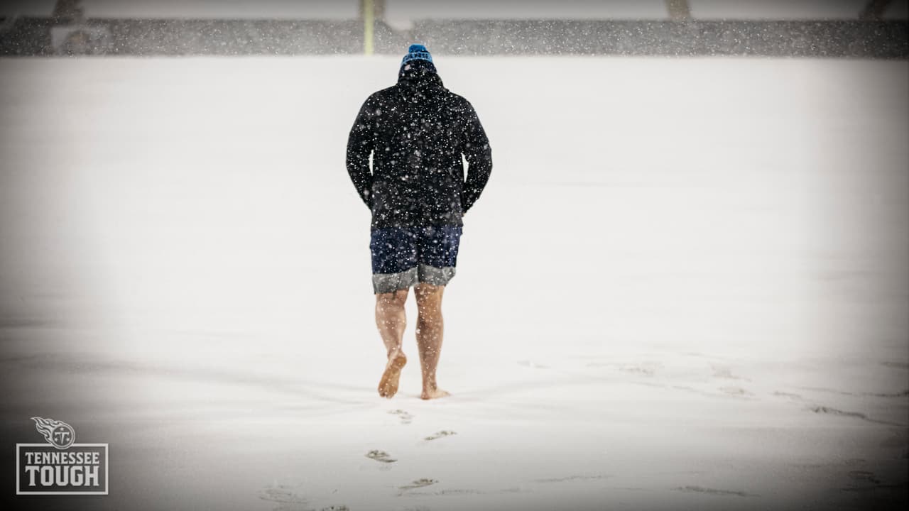 El ritual de Jones, de Titans, al caminar descalzo en la nieve