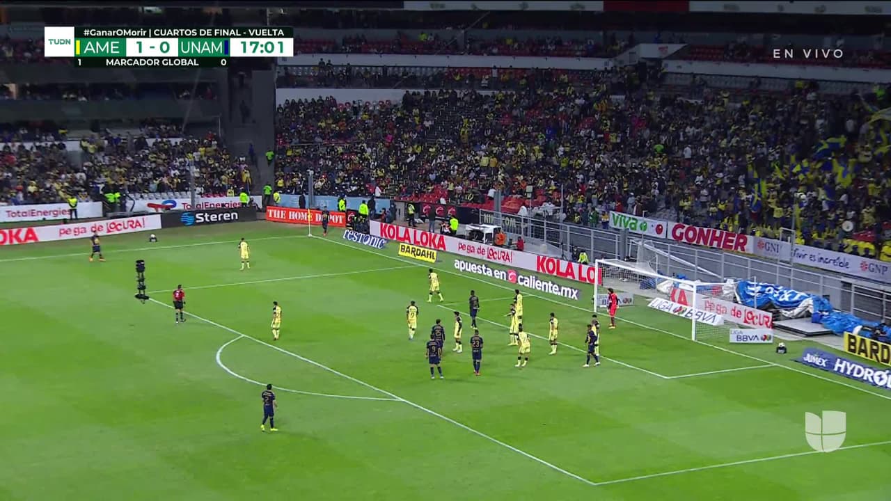 ¡CERCA! Favio Álvarez disparó que se estrella en el poste.