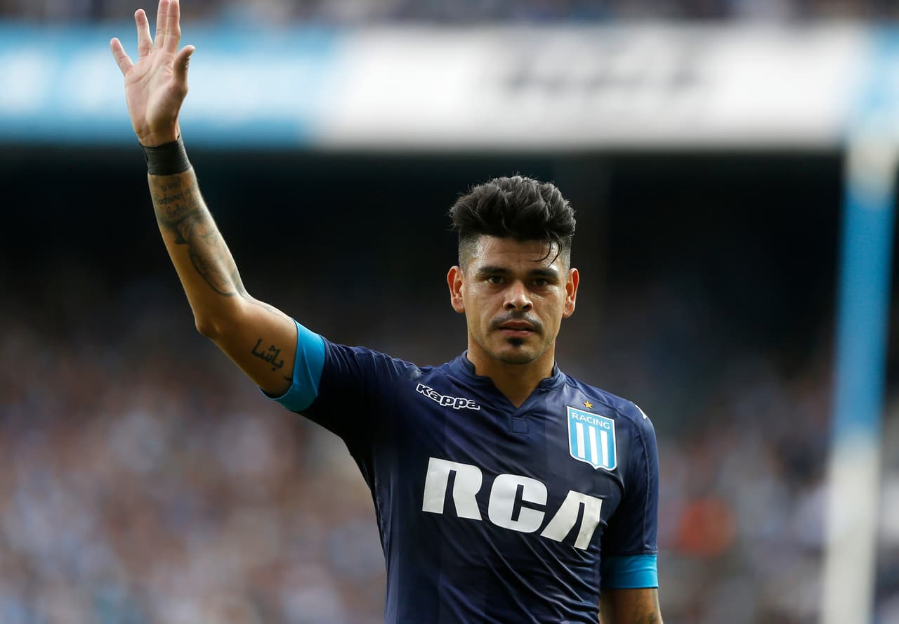 El delantero argentino Gustavo Bou, al servicio de Racing, ha tenido ofertas de Europa y Brasil pero ninguna se ha concretado. Se dice que podría reforzar a los Xolos del 'Chacho' Coudet.