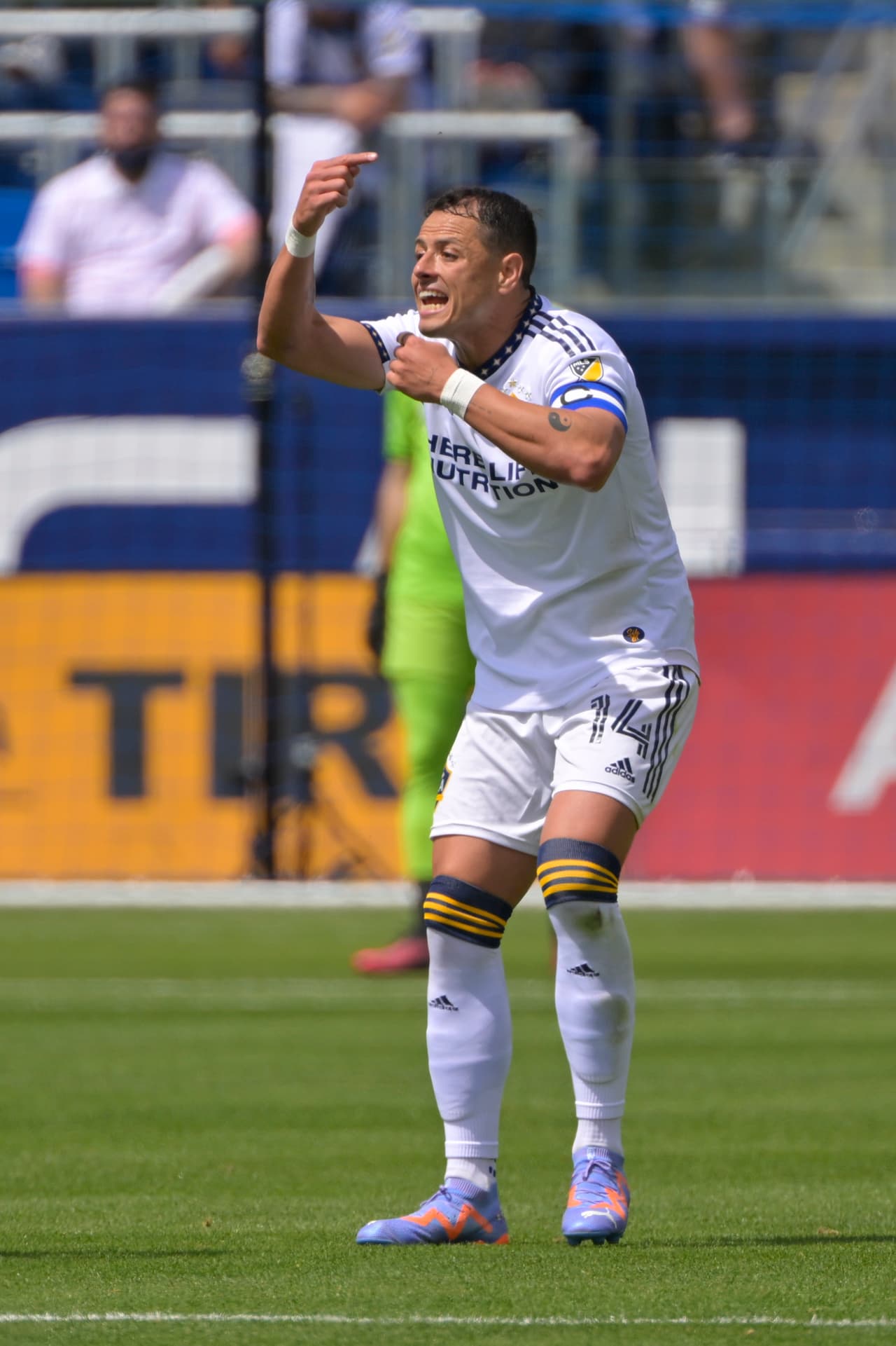 Chicharito hizo un esfuerzo por mantener a su equipo dentro del partido mientras estuvo en el césped del Dignity Health Sports Park.
<br>