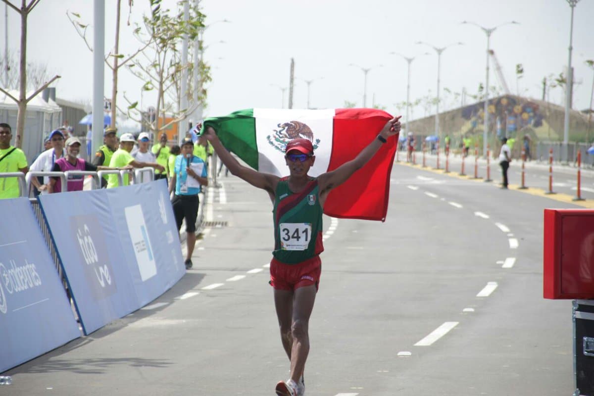 Cruzó la meta tras 4 horas, 2 minutos y 45 segundos.