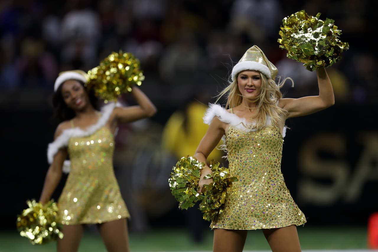 Los colores de la Navidad y personajes representativos como Santa Claus, el Grinch y los renos estuvieron en la jornada de la NFL, que tuvo en la belleza de las animadoras y la alegría de los fanáticos la combinación perfecta.