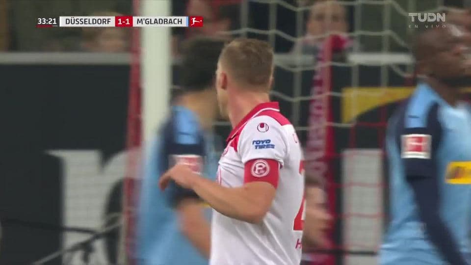 Tiro desviado de Rouwen Hennings