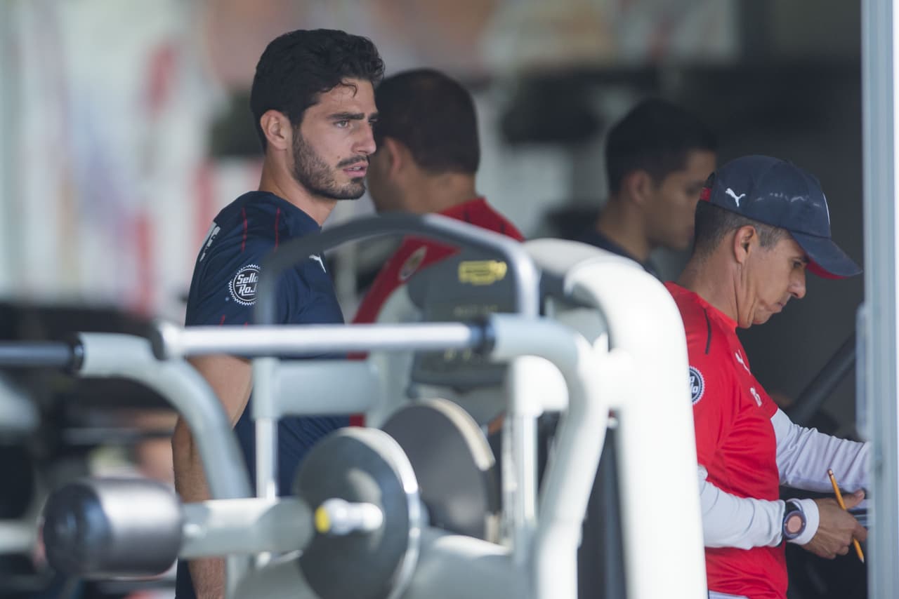 Con su más reciente contratación ya integrado de lleno a la disciplina del director técnico Tomás Boy, el repatriado desde Portugal Antonio Briseño, las Chivas del Guadalajara tuvieron otra intensa sesión de entrenamiento de cara a la próxima temporada de la Liga MX, en la cual hay un doble compromiso por eludir el tema del descenso y por reconquistar a una afición desencantada.