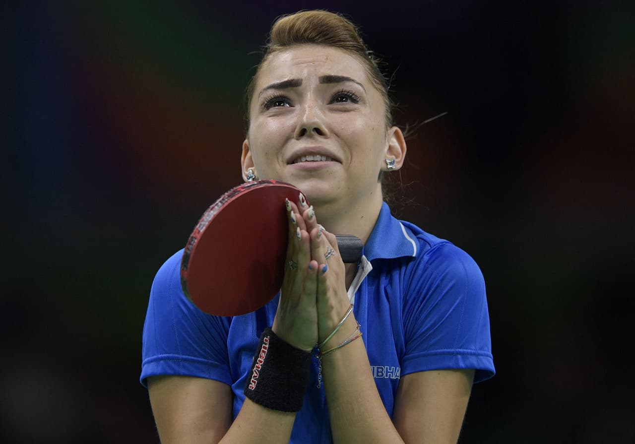 Bernadette Szocs (Rumania) luego de perder el partido de clasificación del tenis de mesa ante la representante de Corea del Sur