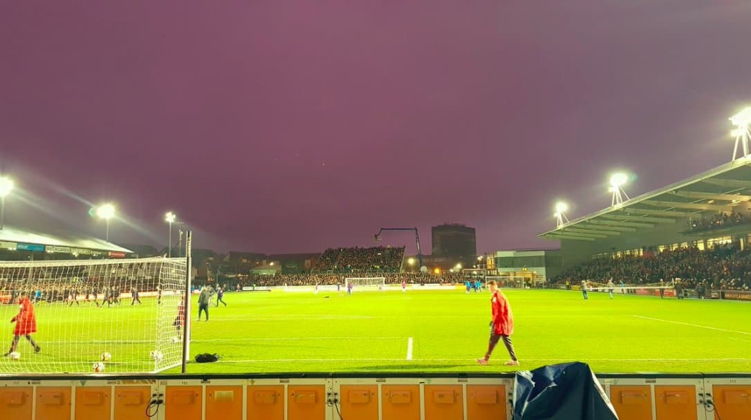 Las imágenes se hicieron virales a través de las redes sociales por el curioso efecto que tuvo el cielo en el poblado inglés.