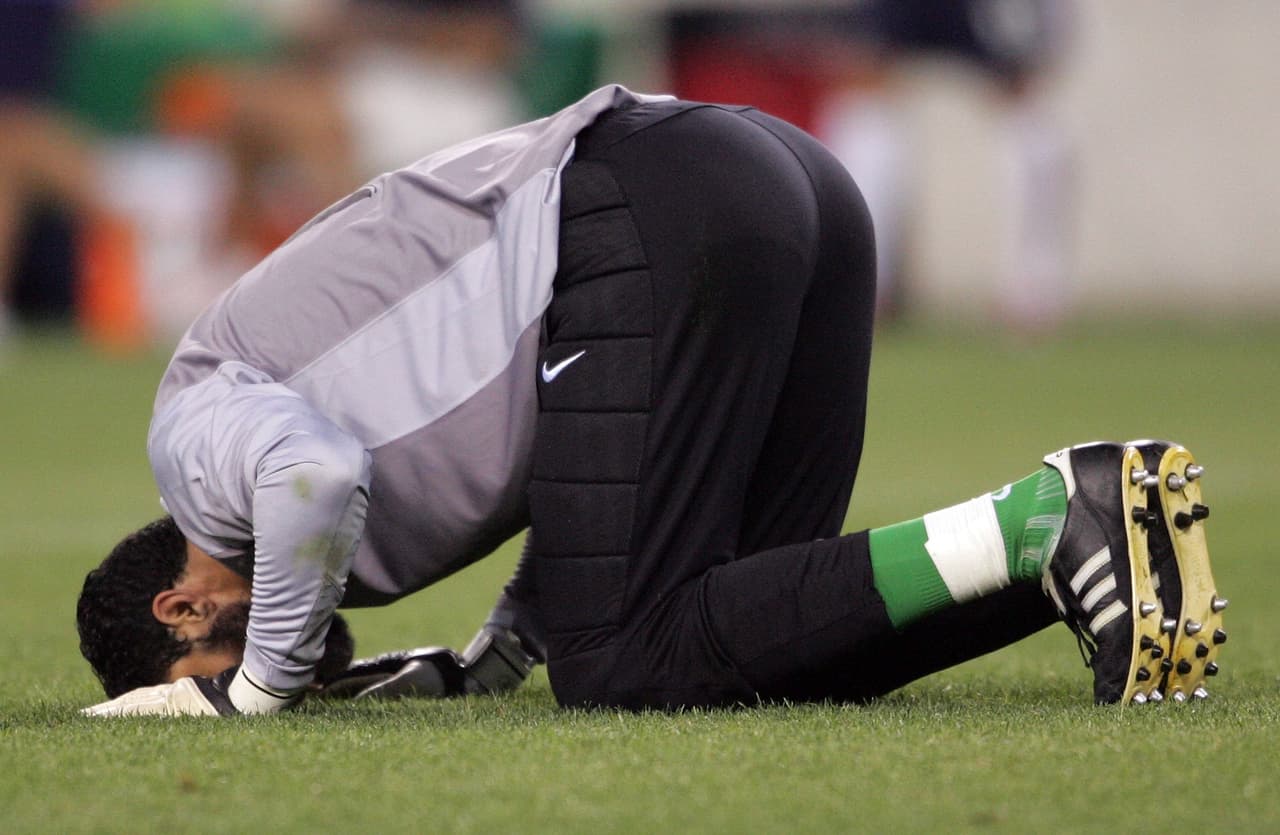 Los besos también son parte de la expresión religiosa de muchos futbolistas.