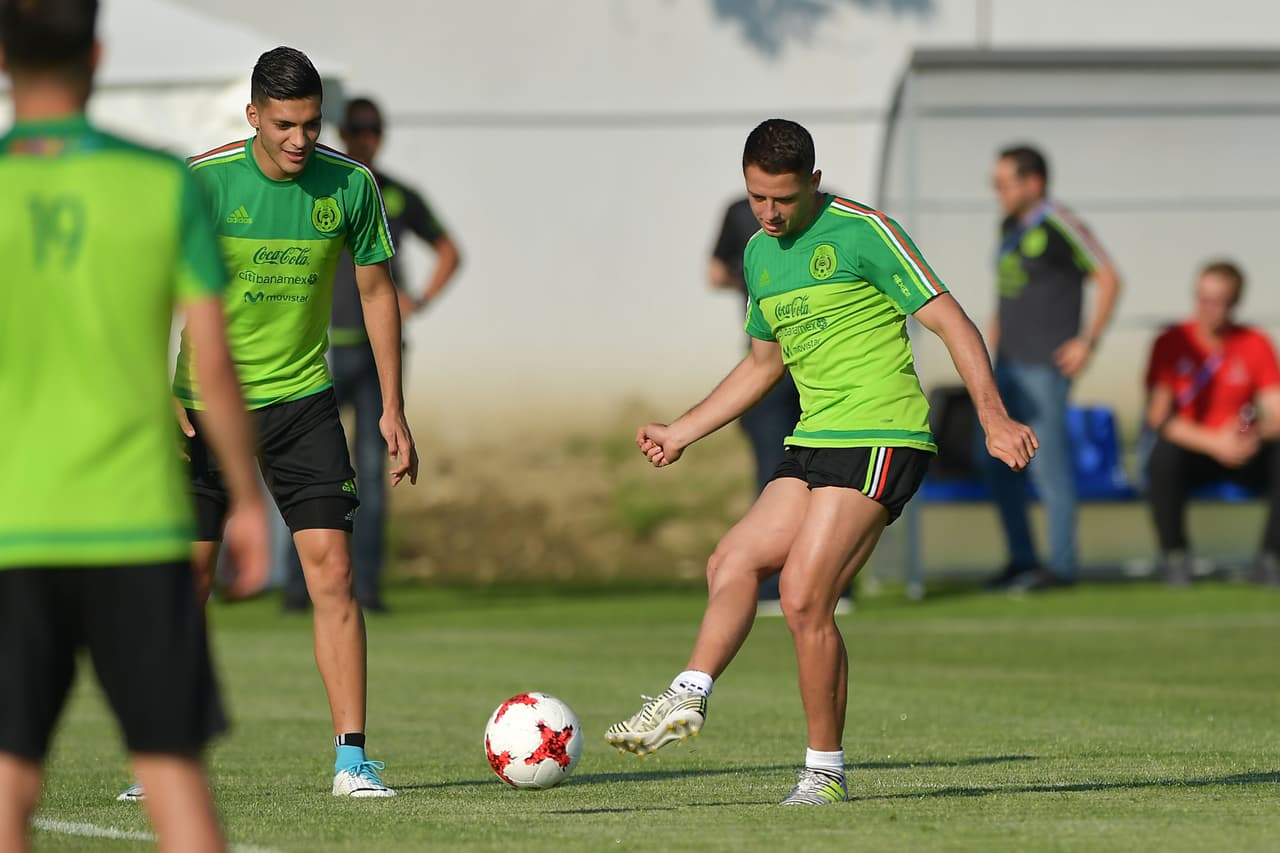 Y otros tocando de primera como el 
<i>Chicharito </i>Hernández.