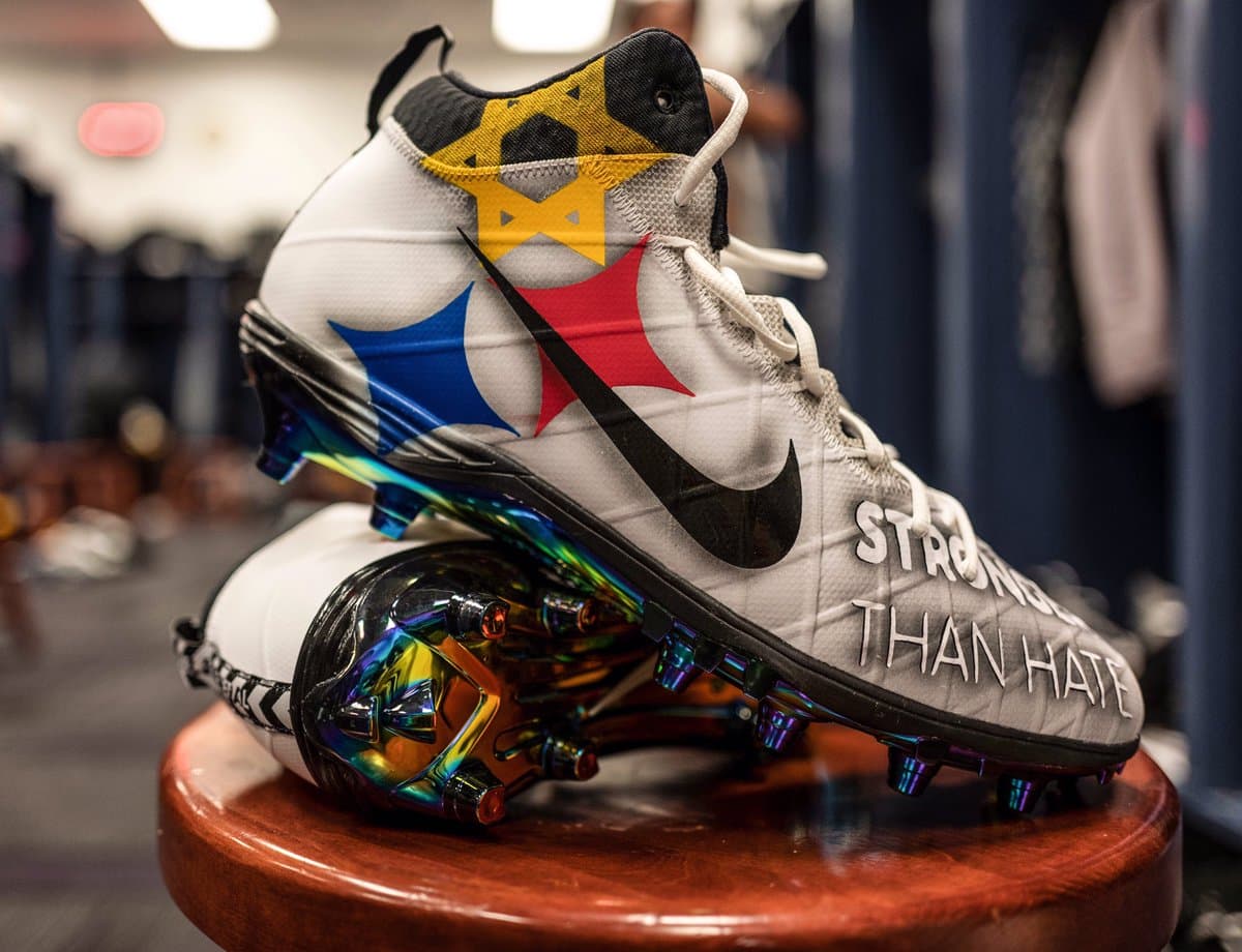 El diseño de las zapatillas que lució Ben Roethlisberger fue inspirado por el artista local Tim Hindes, quien hizo viral la frase "Stronger than hate (más fuertes que el odio)".