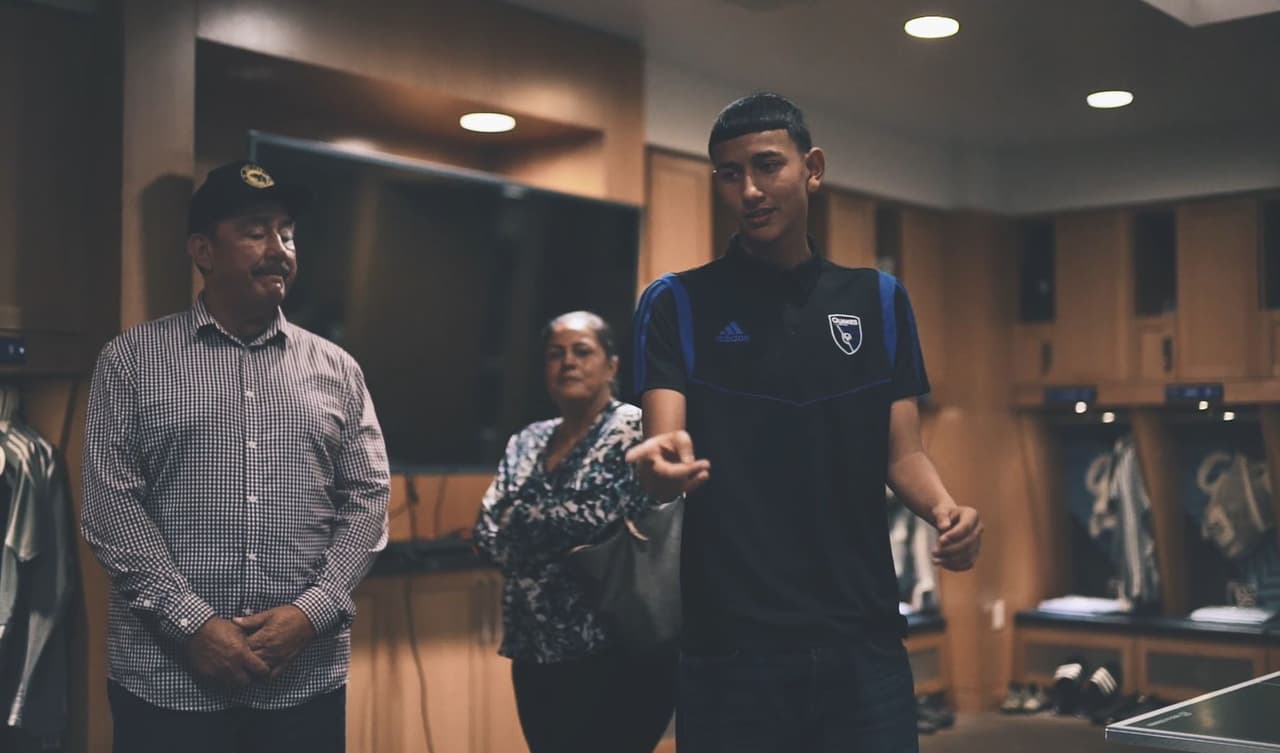 Mientras su padre trabajaba largas jornadas para mantener a toda la familia, Emmanuel Ochoa manejaba junto a su madre por más de una hora para poder asistir a sus entrenamientos de futbol.
