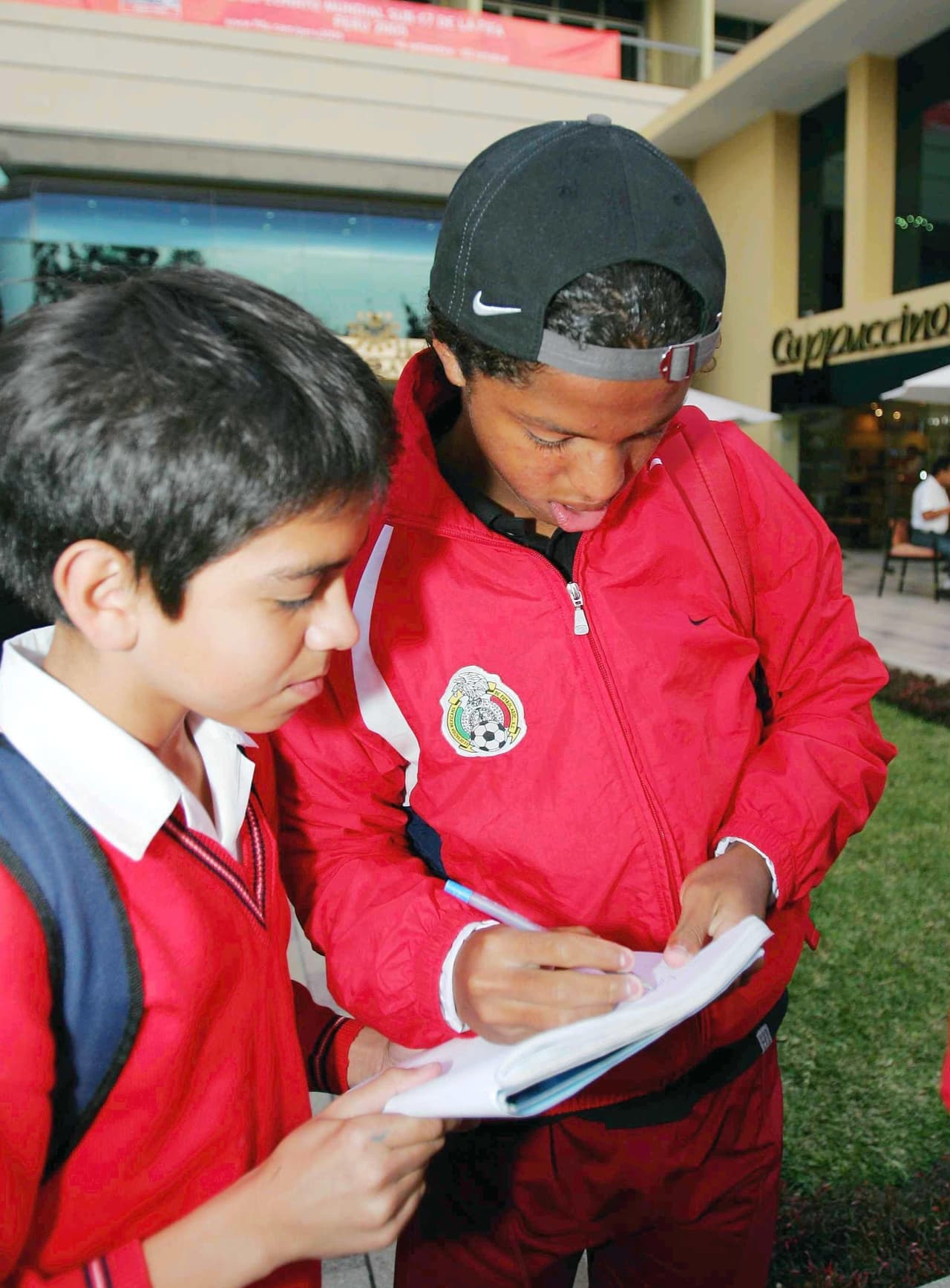 El debut deportivo de Dos Santos en Barcelona de España lo marcó desde muy joven como un ídolo para jóvenes incluso de su edad.