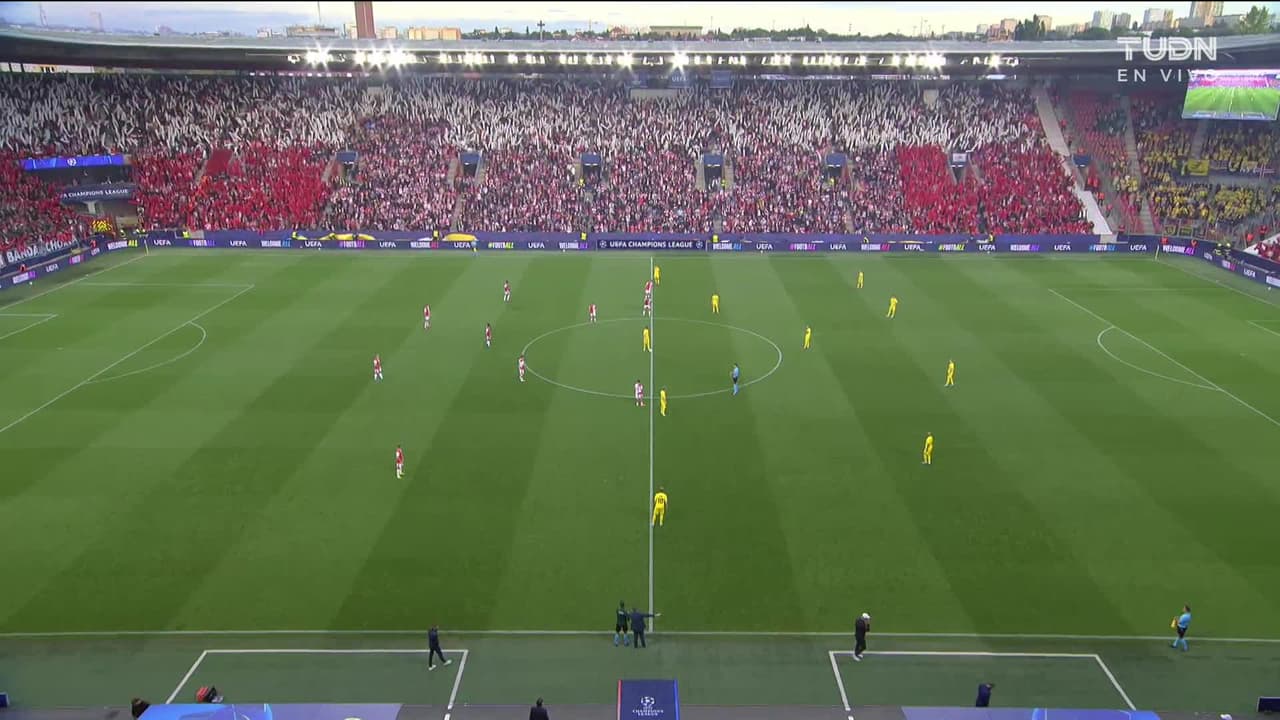 Arranca el partido y la pelota está en juego.