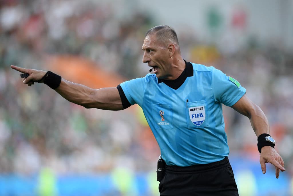 Néstor Pitana y sus retos, protagonistas durante el partido de México contra Suecia en el partido definitivo del grupo F del Mundial de Rusia 2018.