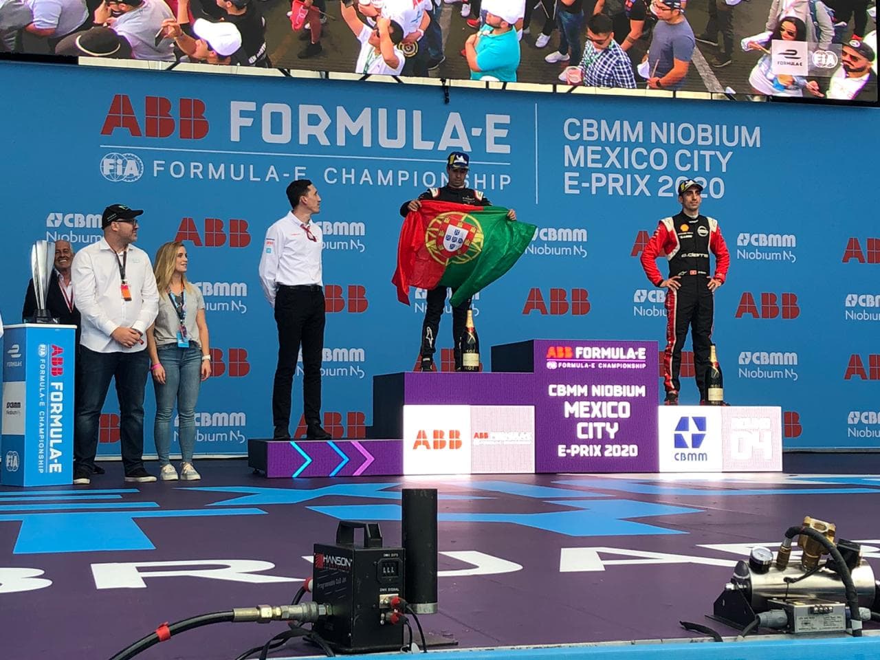 Con el último voltio de su batería arrebató la bandera de cuadros en el Autódromo Hermanos Rodríguez.