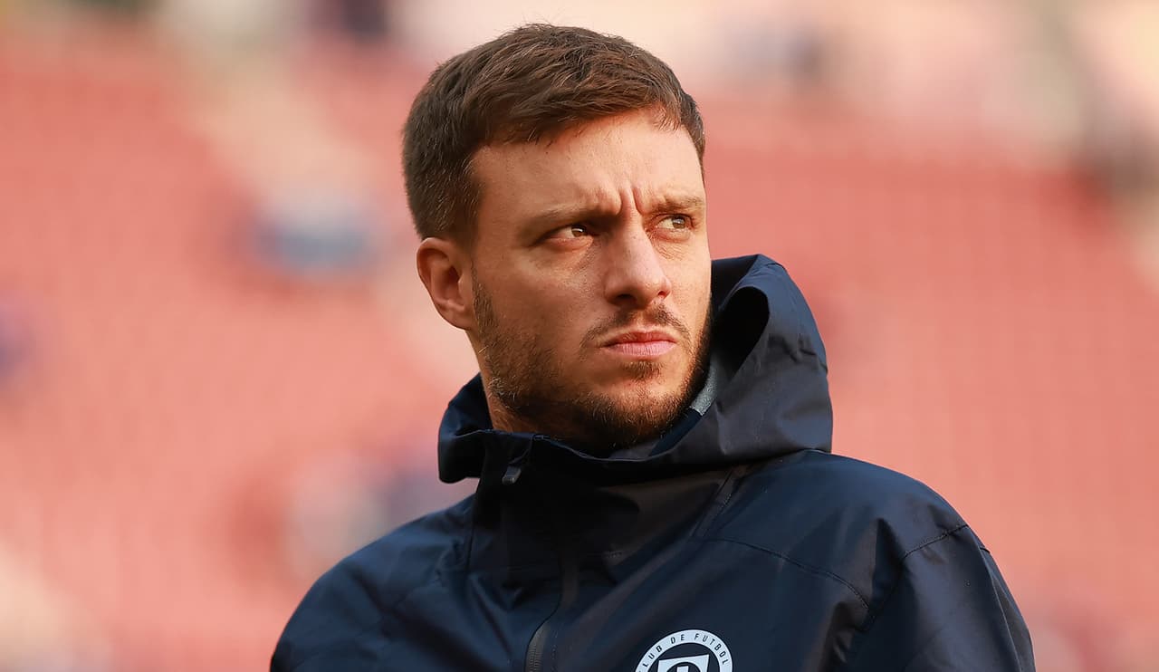 MEXICO CITY, MEXICO - APRIL 21: Martin Anselmi, coach of Cruz Azul looks on during the 16th round match between Cruz Azul and Atlas as part of the Torneo Clausura 2024 Liga MX at Ciudad de los Deportes Stadium on April 21, 2024 in Mexico City, Mexico. (Photo by Hector Vivas/Getty Images)