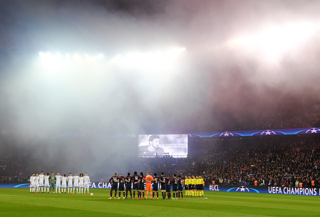 Previo al encuentro, se rindió homenaje al fallecido jugador italiano, Davide Astori, del Fiorentina.