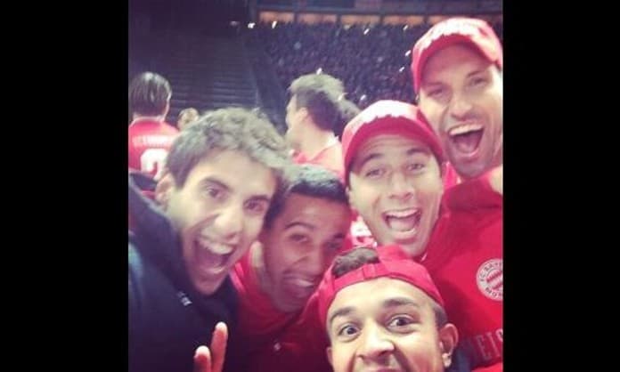 Claudio Pizarro hizo lo mismo tras celebrar un título con el Bayern Munich.