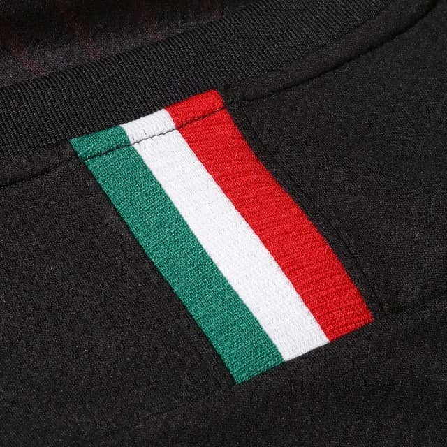 Los Rossoneros ya tienen su tercera piel para la siguiente temporada en la que esperan recuperar su lugar como un gran de Italia. La playera cuenta con un diseño de ondas en diferentes sentidos con el negro y rojo como protagonistas.