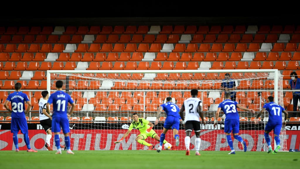 El solitario gol de Carlos Soler desde los once pasos le da la victoria 1-0 a Valencia sobre Getafe.