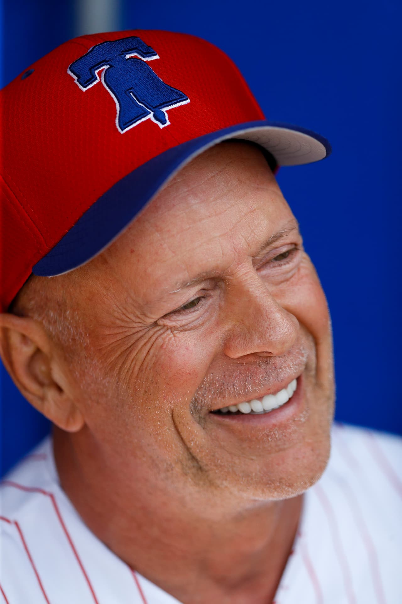 Bruce Willis, de 64 años y recordado por su papel en 'Duro de matar' entre otros filmes, vivió un gran ridículo en el lanzamiento previo al juego de Philadelphia Phillies y Milwaukee Brewers, cuando la bola ni siquiera llegó al receptor, lo que causó el abucheo del estadio, a pesar del buen ánimo del actor en medio del incidente.