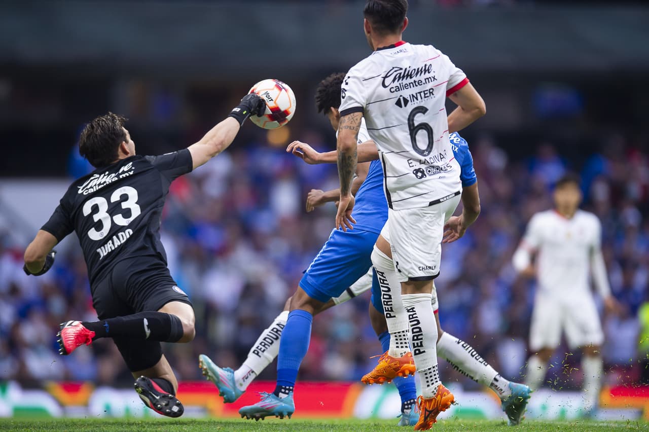 Cruz Azul sufrió pero logró derrotar al campeón que vio como le anulaban dos goles y terminó encima de los Cementeros.