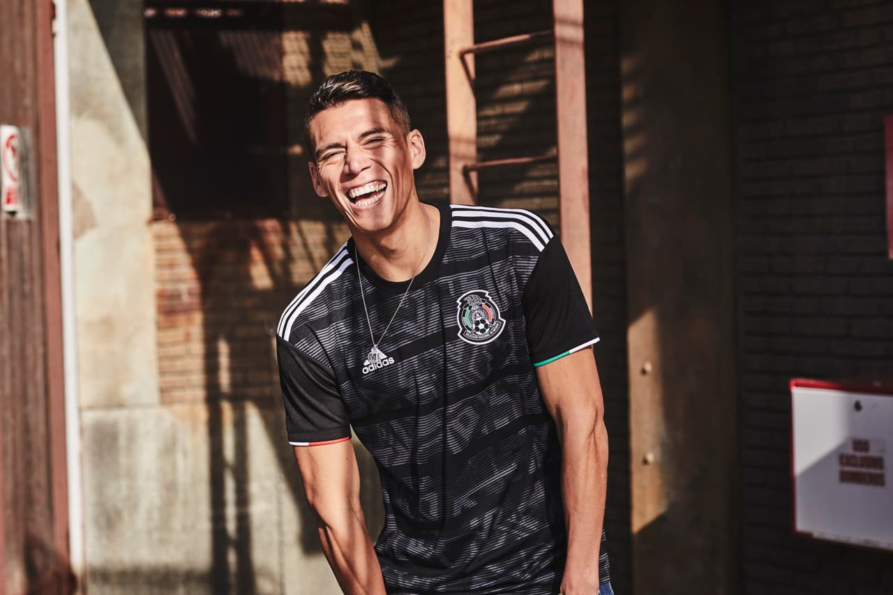 <a href="https://www.univision.com/deportes/futbol/mexico/vuelve-el-negro-estos-son-los-detalles-de-la-playera-del-tri-para-la-copa-oro-2019-fotos" target="_blank">Como lo habíamos anticipado hace unos días</a>, el Tri volverá a vestir de negro en su uniforme principal para la Copa Oro de 2019. Además, los patrones de la cultura azteca, como en 1994 con el calendario, hacen de esta playera una de las más hermosas de la temporada para los expertos.