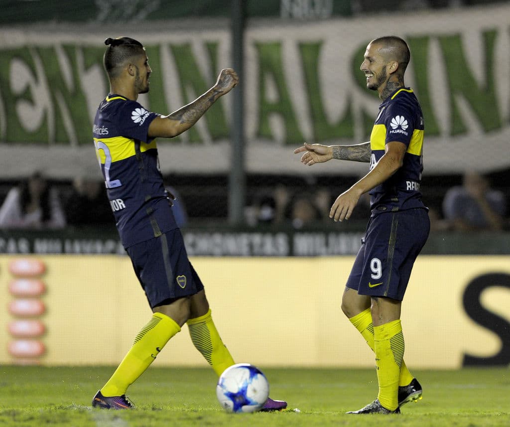 Oscar Benítez (izquierda) y Darío Benedetto festejan uno de los goles del Boca Juniors ante Banfield.