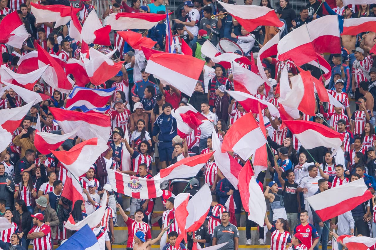 El estadio Chivas fue un escenario muy colorido para la fiesta del partido de los cuarto de final.