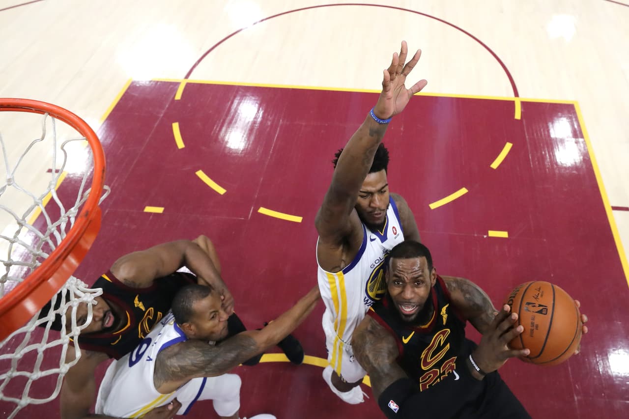 Por su parte, James volvió a sufrir en el tercer cuarto y los Cavaliers apenas notaron 13 puntos frente a 25 de su rival, con lo que dejaron el marcador 86-65 a falta de 12 minutos.