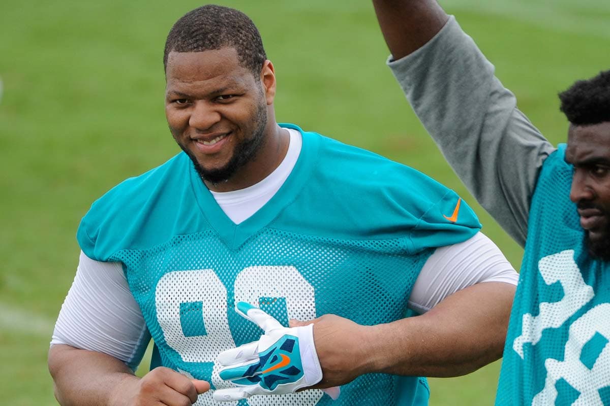 #16 Ndamukong Suh Total: $38.6 M Salario/Ganancias: $38.2 M Firmas: $400 K