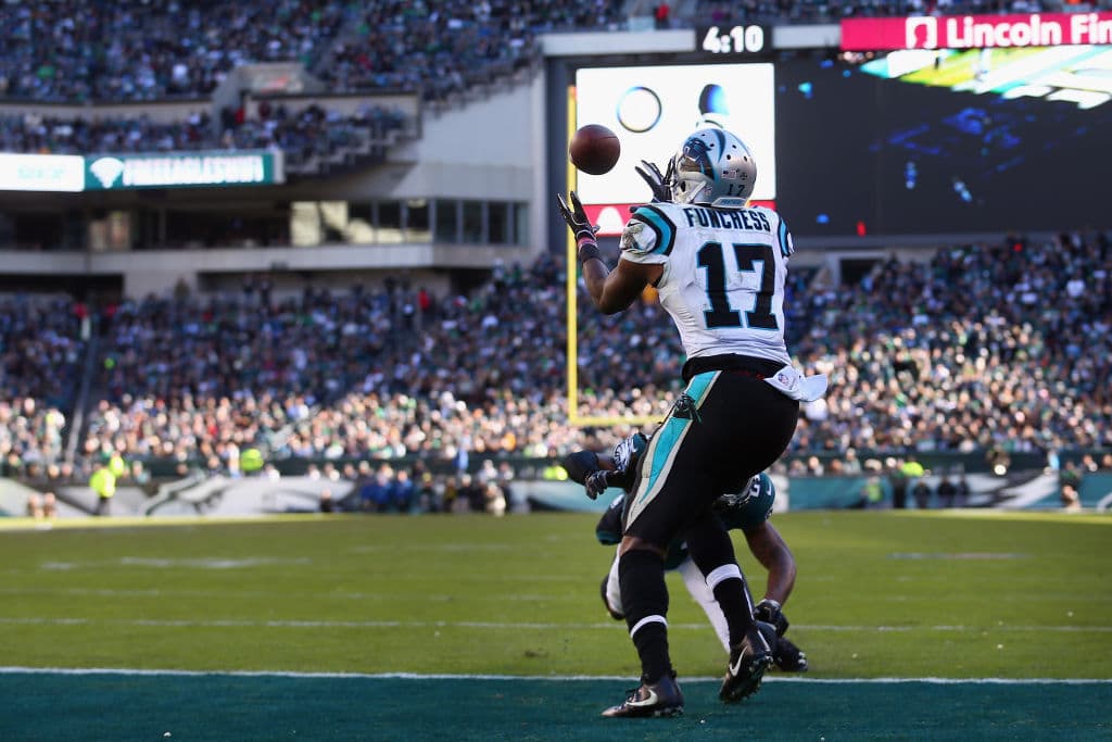 Pero luego, tras una secuencia defensiva exitosa. Cam Newton se conectó con Devin Funchess en pase de touchdown de 18 yardas, con conversión de dos puntos buena, para poner 17-14 el marcador.