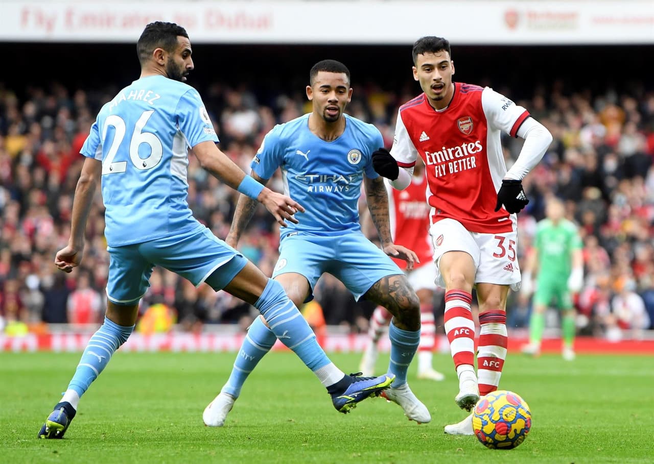 Manchester City saca triunfo de último minuto ante Arsenal durante la Jornada 21 en la Premier League. Bukayo Saka abrió el marcador a favor de los Gunners al 31', pero fueron Riyad Marez con un penalti quien igualaba el marcador y Rodrigo Hernández Cascante anotaba al 90+3' para sumar otros tres puntos y seguir líderes de la tabla.