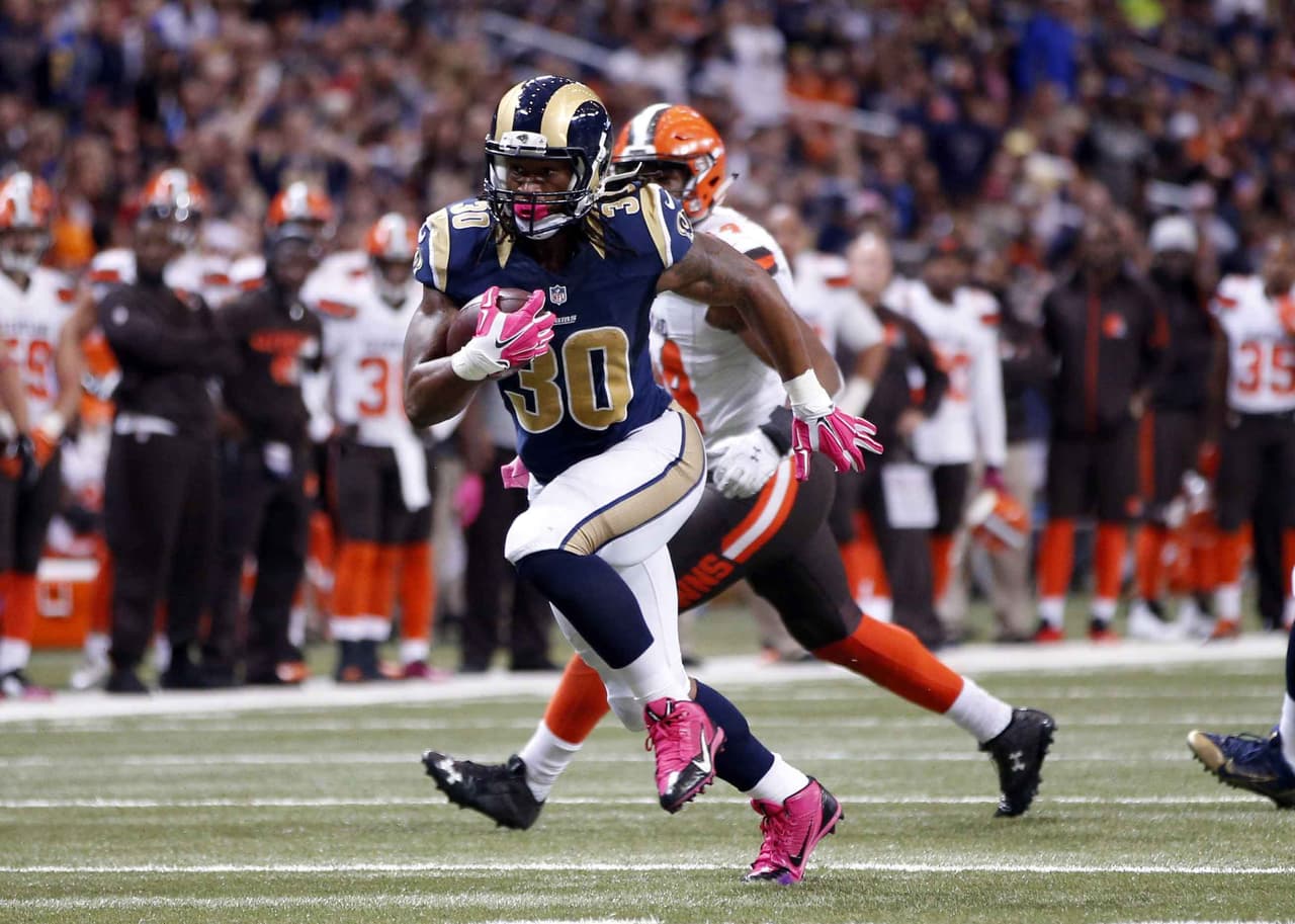 5.- El corredor novato de St. Louis TODD GURLEY llevó el ovoide por tierra para 128 yardas con dos touchdowns en la victoria de los Rams 24-6 sobre Cleveland.