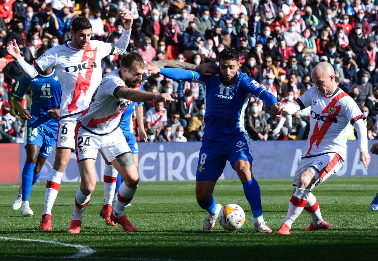 Rayo Vallecano le empata al Real Betis 1-1 durante la J 20 en La Liga. Sergio Canales ponía a los béticos arriba al 45'+2', pero fue Iván Balliu al 70' quien igualó el marcador y permitió que se repartieran puntos. Andrés Guardado ingresó al 39', mientras que Diego Lainez estuvo en la banca.
