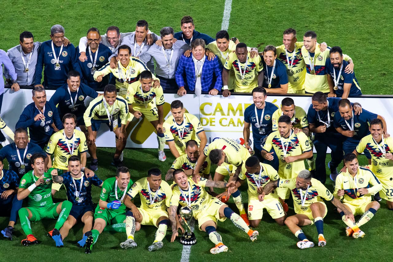 Así fueron los festejos del América luego de su angustiosa pero merecida victoria en penaltis para definir al Campeón de Campeones de la Liga MX ante Tigres en Carson, California. Agustín Marchesín fue el héroe americanista al atajar varios penaltis y anotar el de la victoria para el equipo de Miguel Herrera. Vaya manera de celebrar por parte de los jugadores azulcremas.