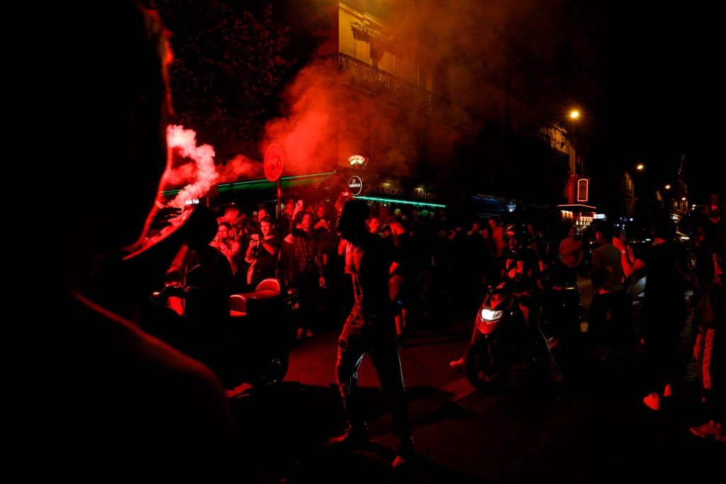 La emoción entre los hinchas fue tal que, en plena pandemia, invadieron las calles de la ‘Ciudad de la Luz’ tras el histórico triunfo.