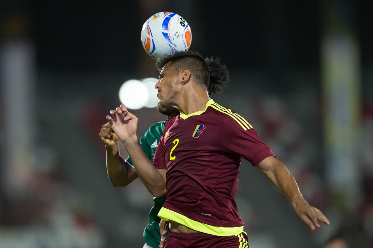 En el segundo tiempo, los venezolanos subieron las líneas y ejercieron presión en el campo mexicano.