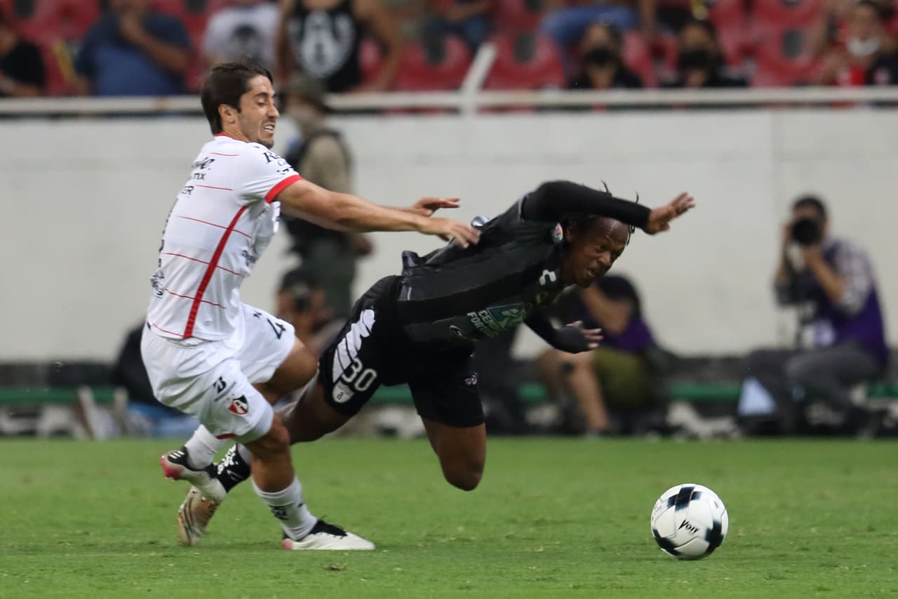 Con solitario gol de Roberto de la Rosa en los últimos minutos, Pachuca le pegó al campeón Atlas y de paso se metió como nuevo líder del Grita México Clausura 2022.