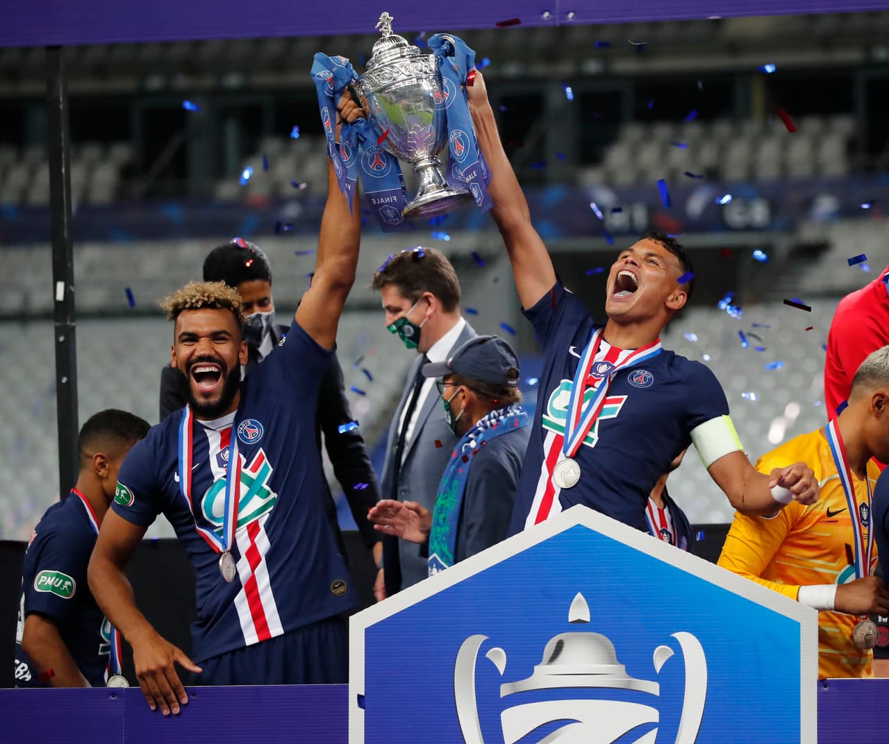 El Stade de France fue testigo de los festejos del PSG al conseguir su decimotercera Copa. El francés Mbappé festejó en muletas tras la terrible lesión que sufrió durante el partido.