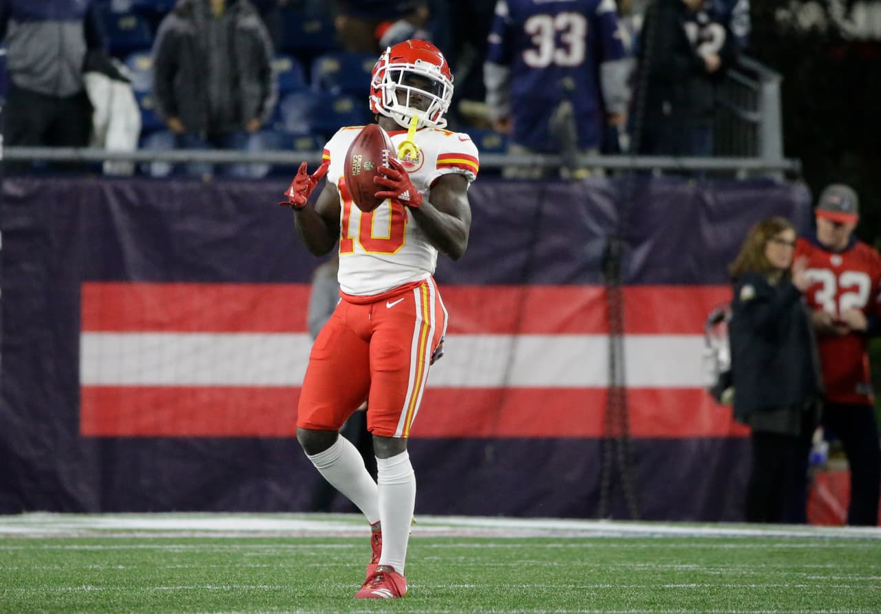 Tyreek Hill vivió un momento desagradable con los aficionados de los Patriots, que ya tomaron cartas en el asunto.