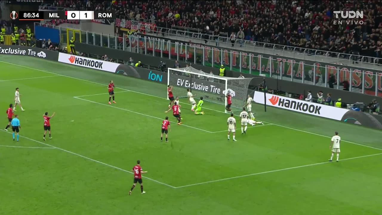 ¡CERCA! Olivier Giroud disparó que se estrella en el poste.