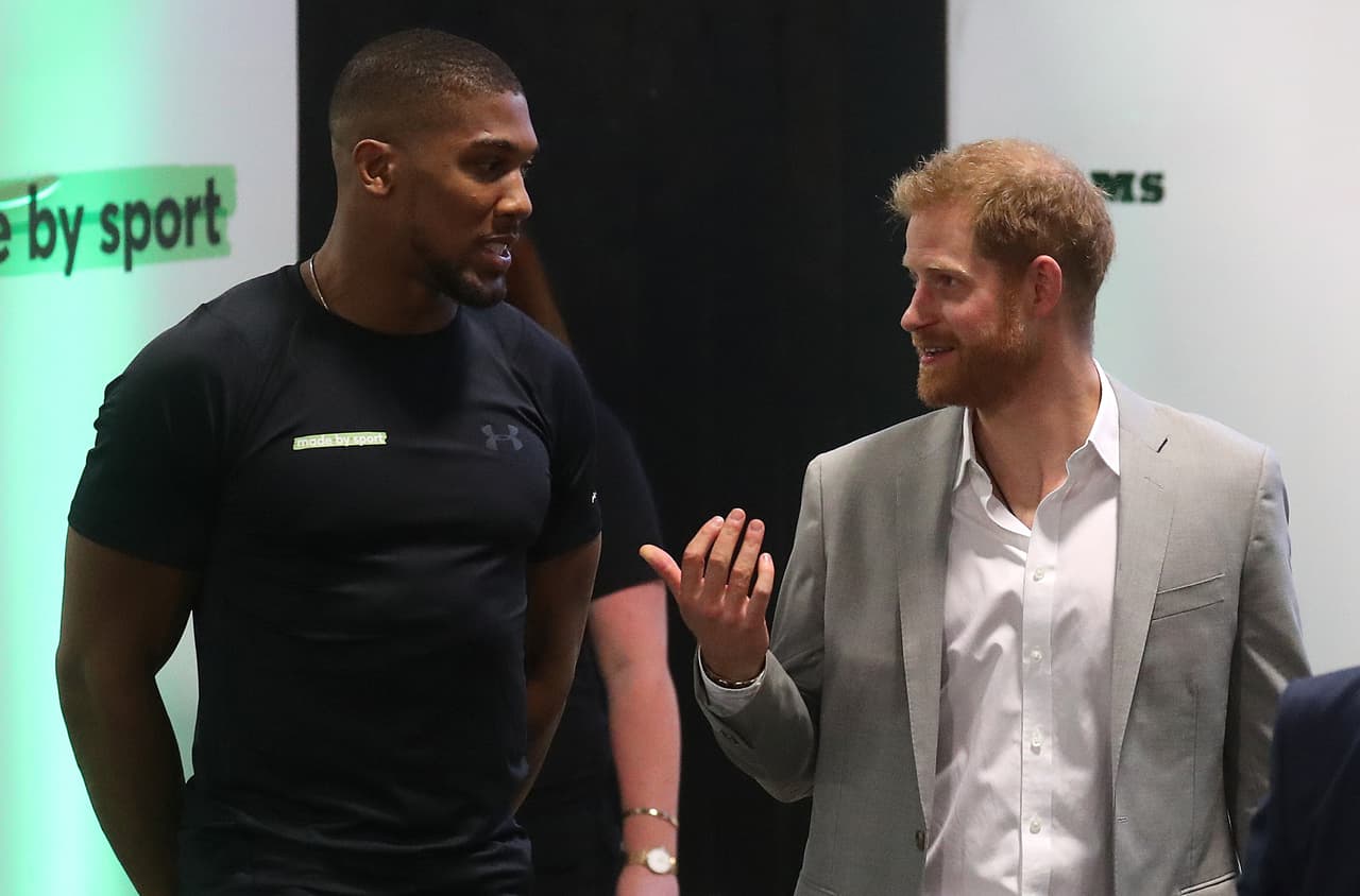 El pugilista Anthony Joshua se reunió con el Principa Harry en el evento 'Made by Sport', donde se le notó sonriente a pesar de su pérdida de títulos de peso completo contra el mexicano Andy Ruiz.