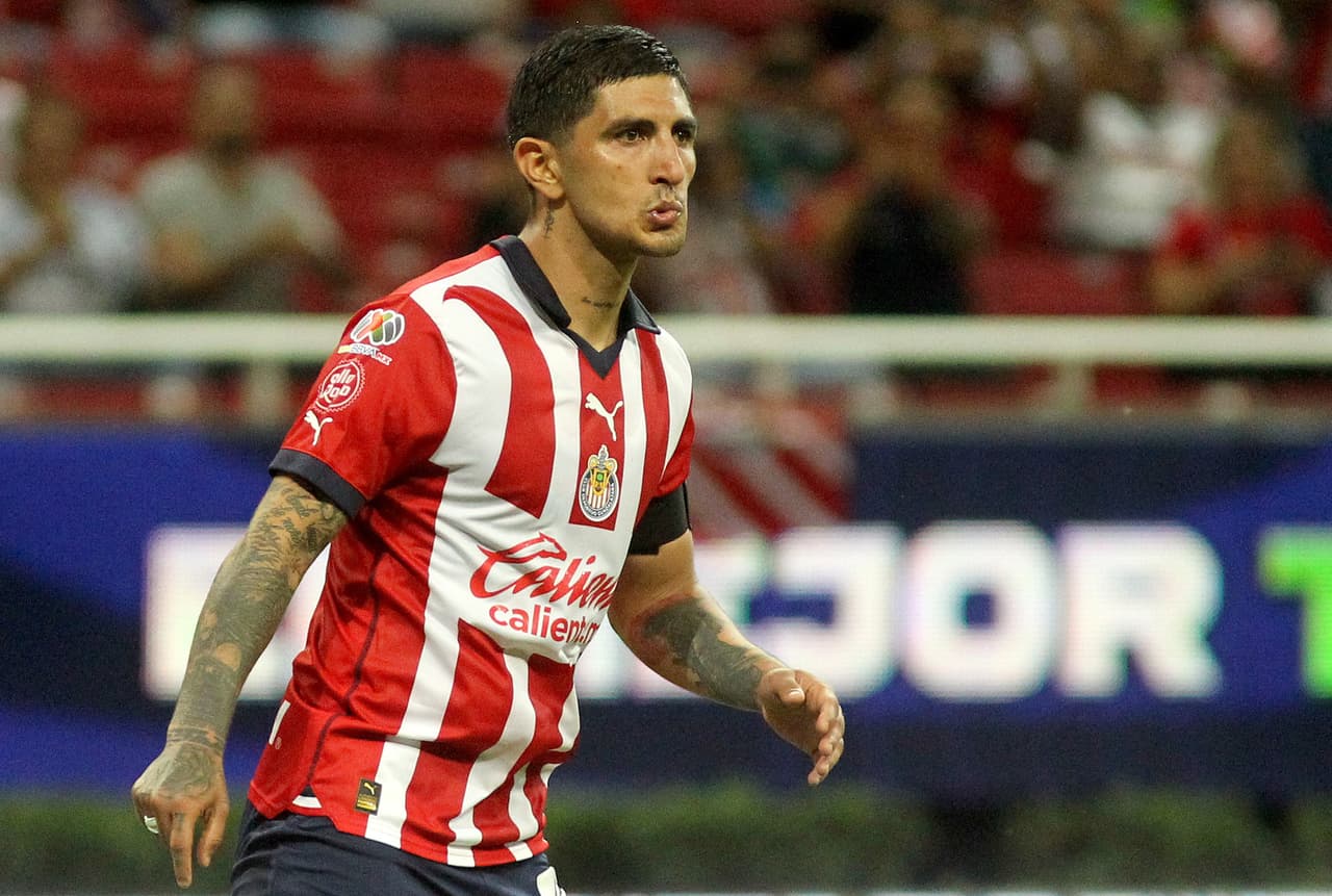 ¿Vestidor roto? Hierro justifica suplencia de Pocho Guzmán en Chivas