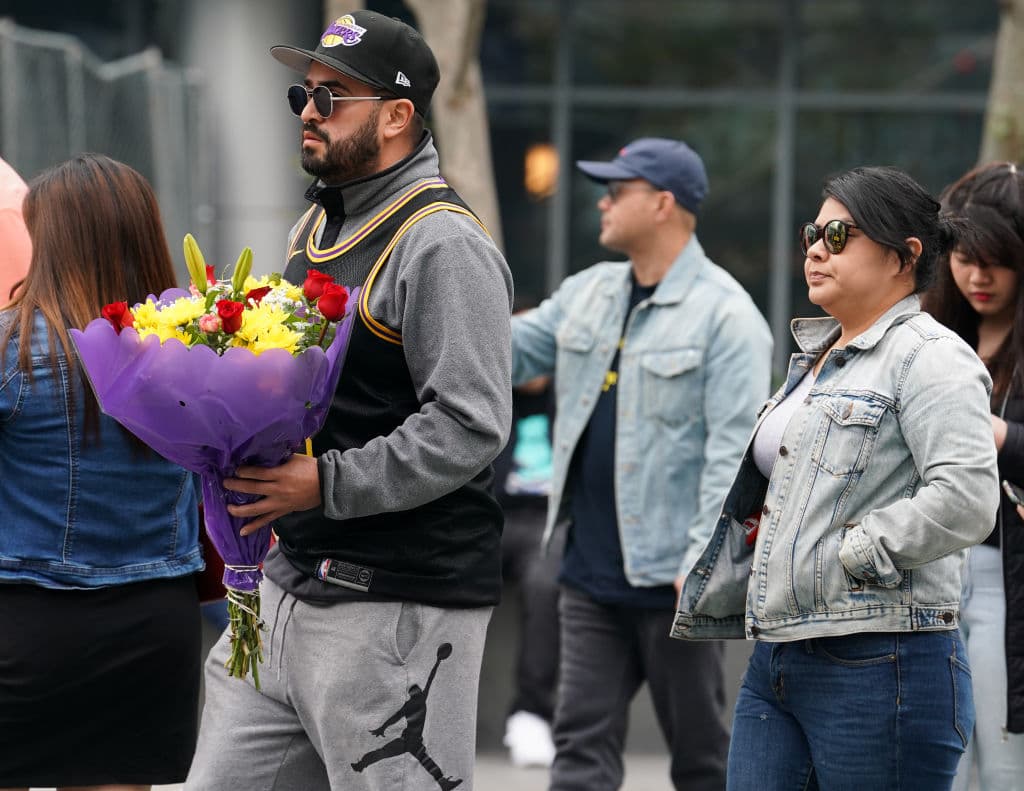 Aficionados se acercaron al Staples Center, entre lagrimas e indredulidad para dejar flores por la muerte de Kobe Bryant.