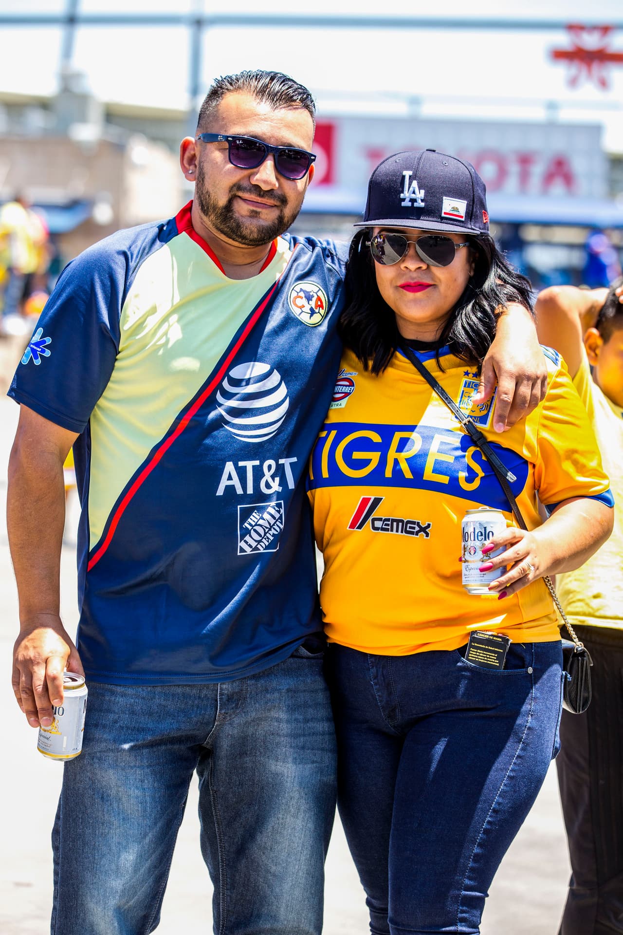 Así se vivió el color previo al partido de Campeón de Campeones de la Liga MX entre los Tigres de la UANL y las Águilas del América en Dignity Healt Sports Park, en Carson, California. Los dos más recientes monarcas del balompié mexicano se veían cara a cara para dirimir un trofeo que sus aficionados querían en las vitrinas de su club.